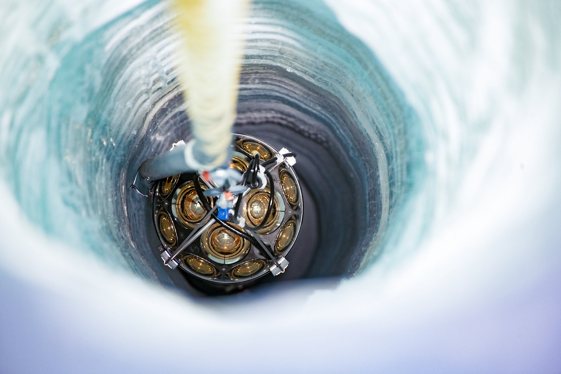 Sensorer på väg ned i ett av borrhålen. Foto: IceCube/NSF