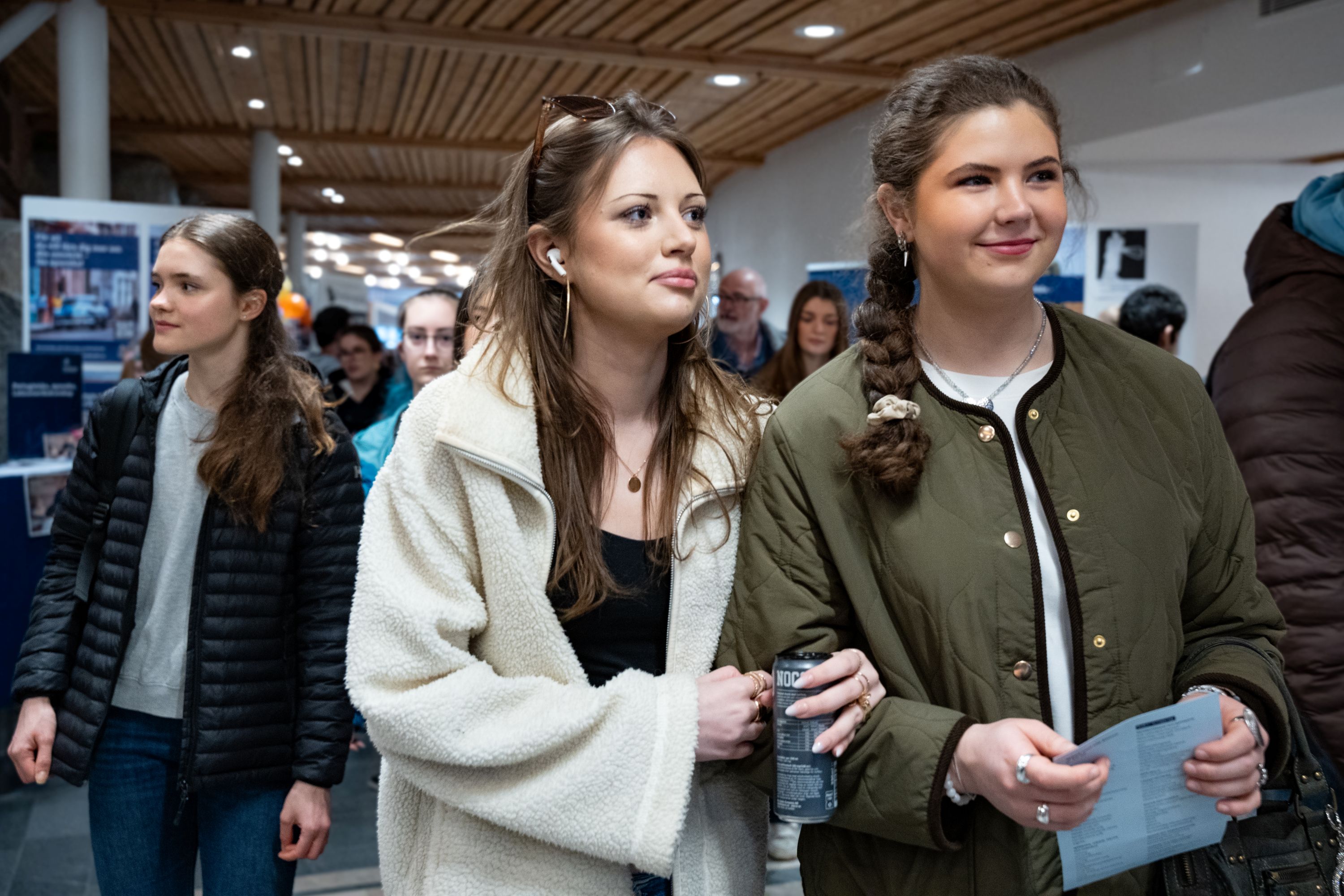 Maeva, Nora och Freja från Åva gymnasium gick runt på mässan i Aula Magna.