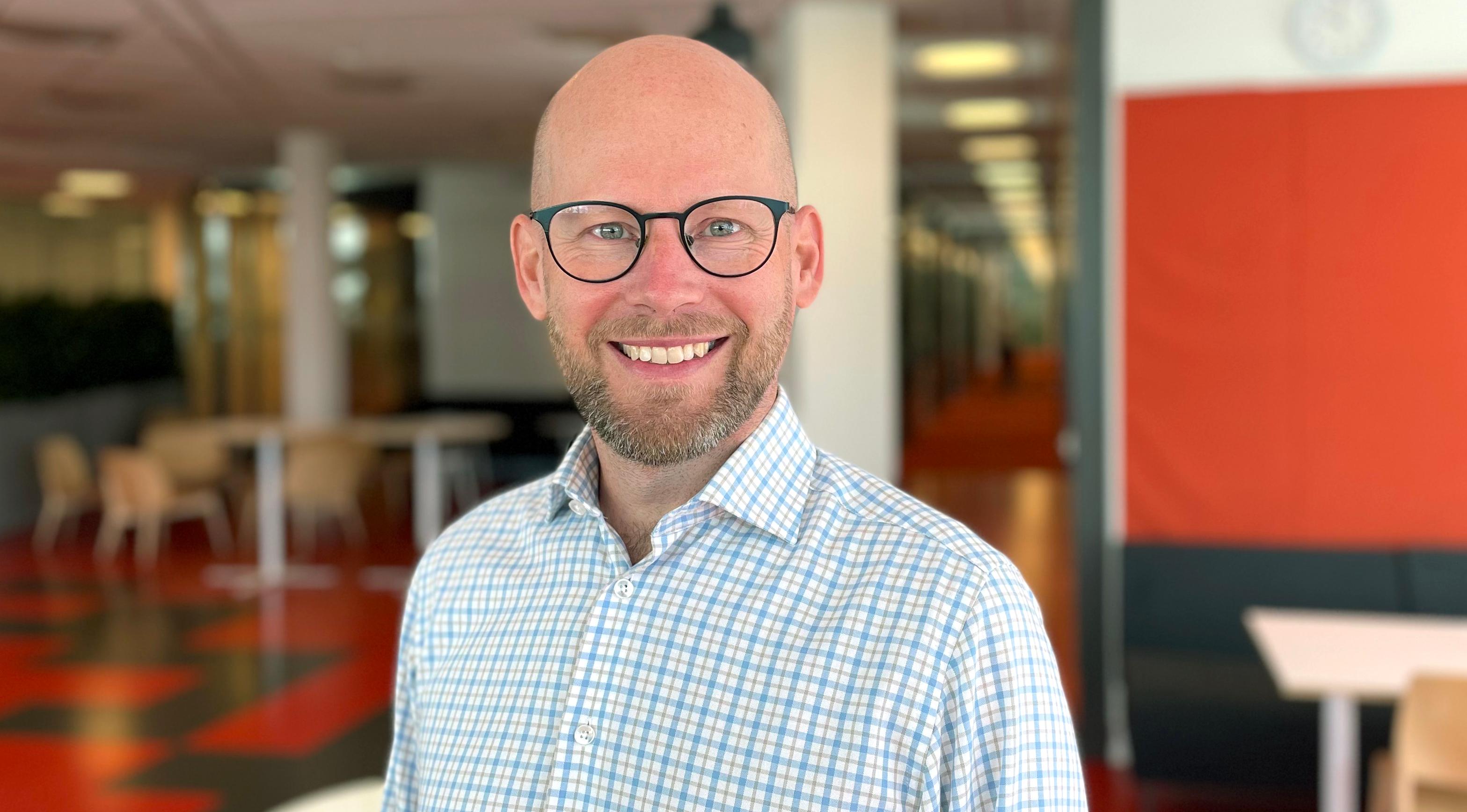 Porträttbild på Jöran Lindeberg, doktorand på Institutionen för data- och systemvetenskap (DSV), SU.
