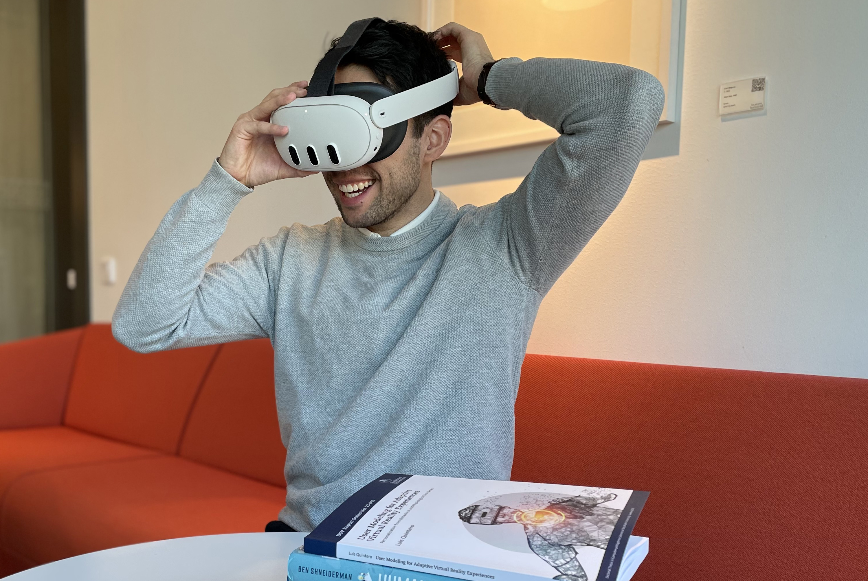 Luis Quintero testar ett VR-headset.