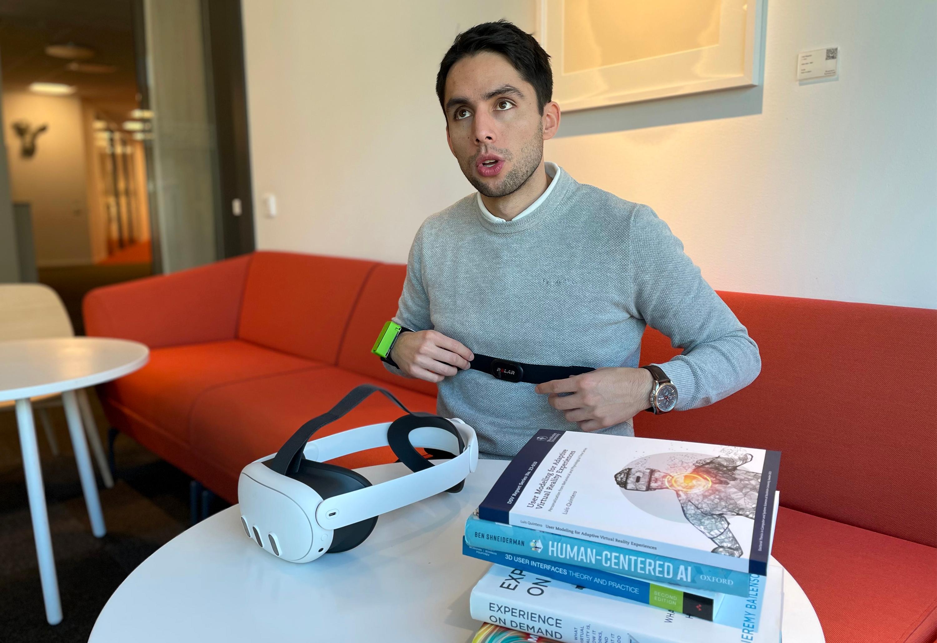 Luis Quintero demonstrerar sensorer som fästs på handleden och över bröstet.