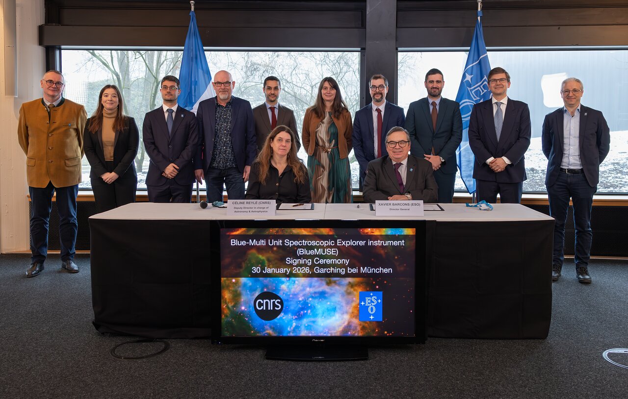 Photo of the signing ceremony with representatives of the BlueMUSE consortium, Xavier Barcons, and Céline Reylé.