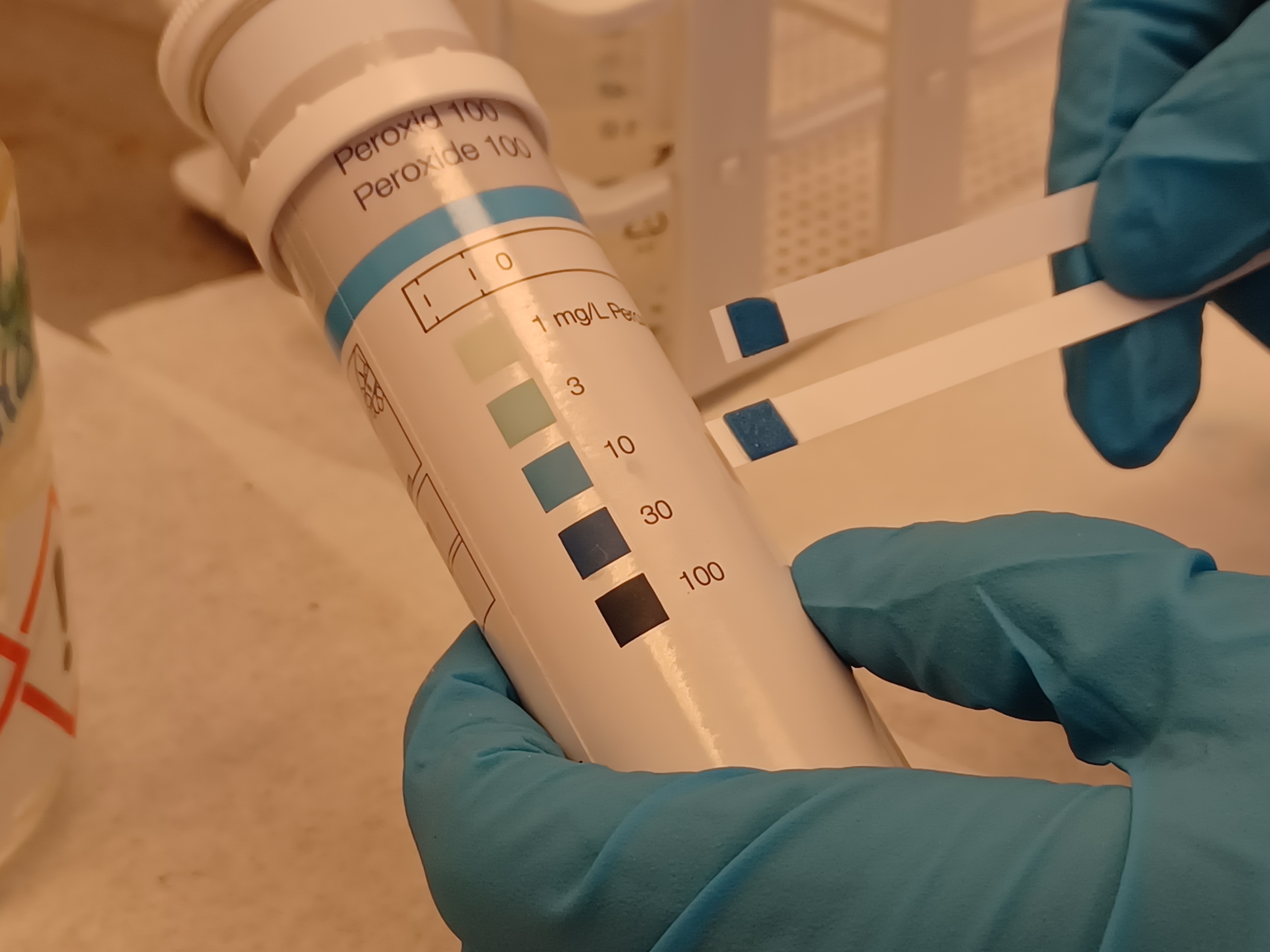 Peroxidtest med reagensstickor för att kontrollera halten peroxider i lösningsmedel.