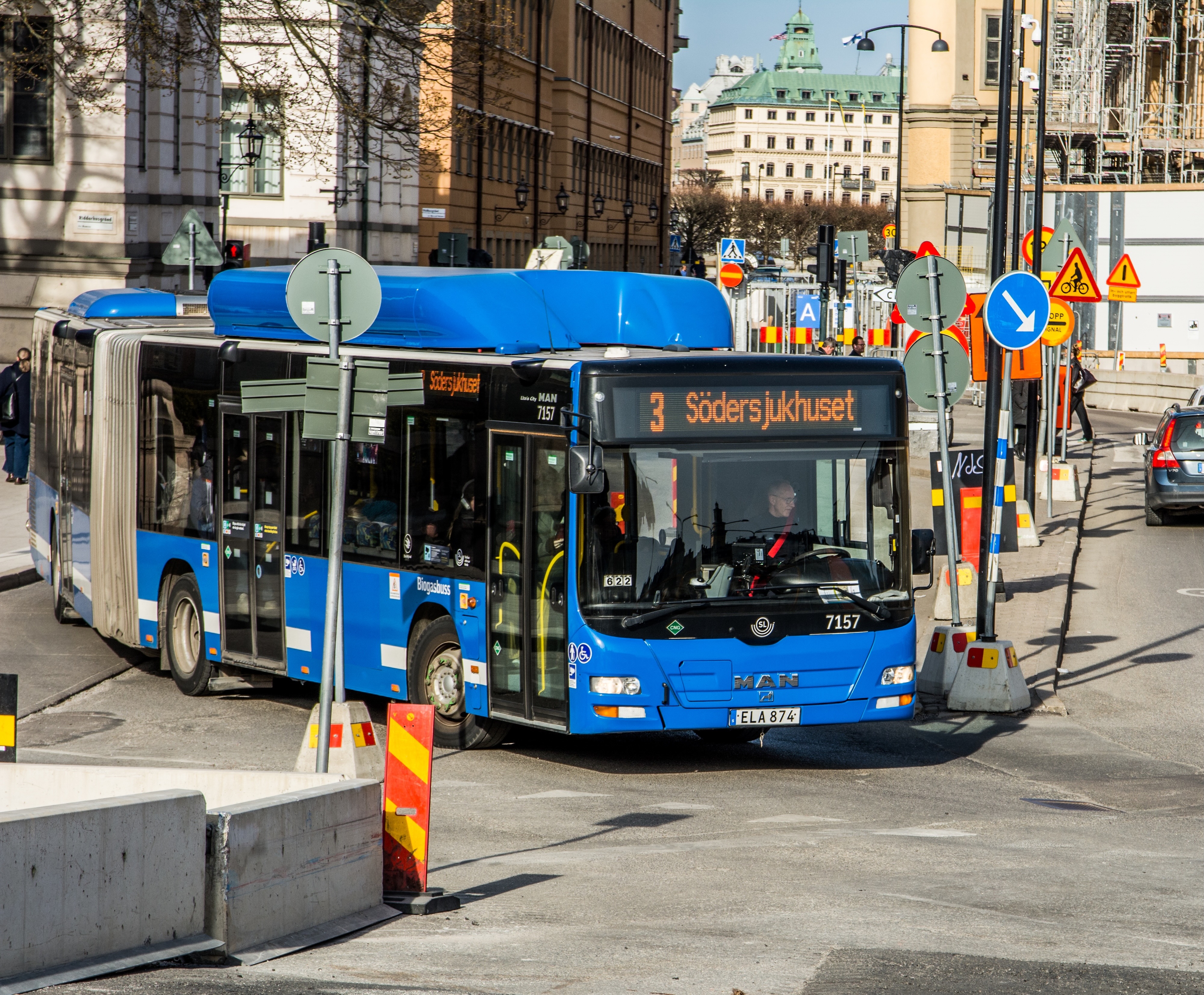 Trafiknämnden i Region Stockholm ansvarar för kollektivtrafiken i Stockholms län, det vill säga SL, Waxholmsbolaget och Färdtjänsten. SL-buss på linje 3 i Stockholms innerstad. Foto: Gamma-Man/Mostphotos - ID: mp70386795