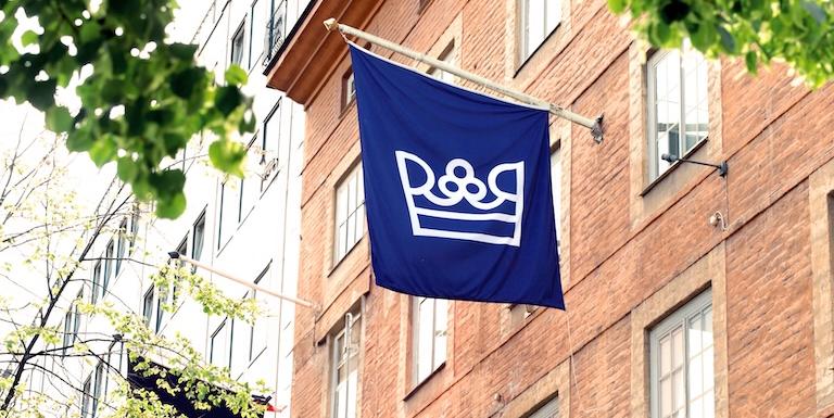 Riksrevisionen är en myndighet under riksdagen, och ansvarar för att ge riksdagen och allmänheten kunskap om hur myndigheterna styrs och hur väl politiska reformer fungerar. Riksrevisionen är en del av riksdagens kontrollmakt. Foto: Riksrevisionens flagga vid Sankt Eriksgatan (pressbild).