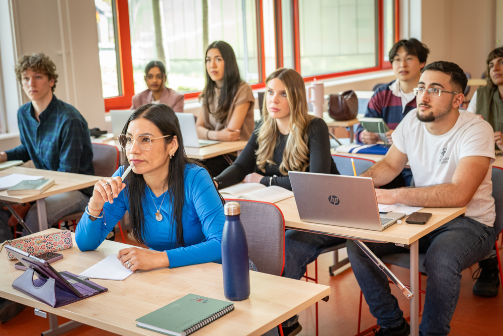 En grupp studenter sitter i föreläsningssal.