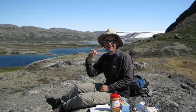 Pleasures of doing field work near Kangerlussuaq, eating leftover pizza in view of the ice sheet.