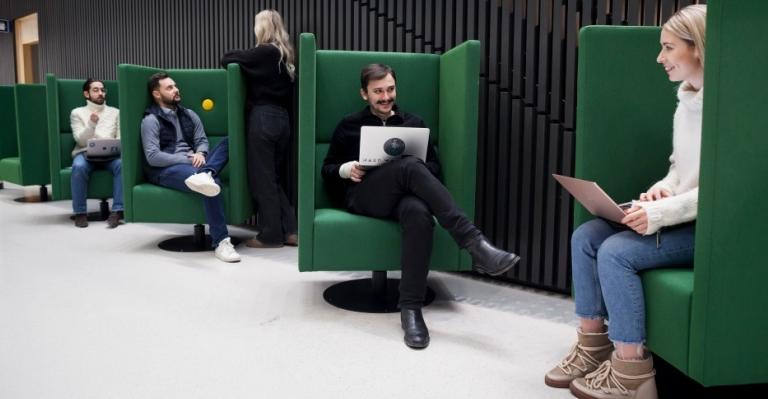 Studenter i gröna fåtöljer på Albano