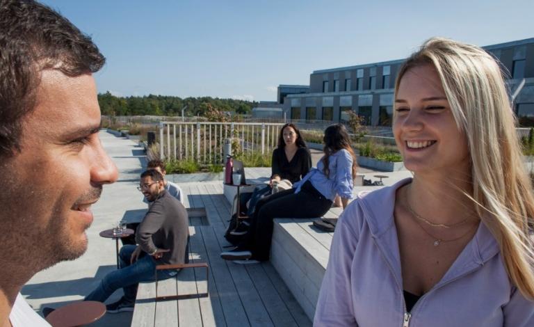 Studenter på terrass på Campus Albano