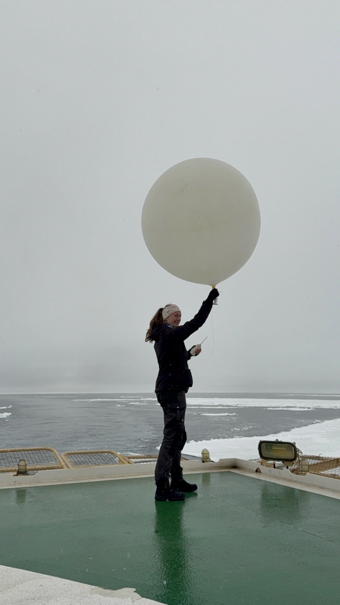 Image: Linnea Huusko (MISU, Stockholm University) is making sure all is clear before releasing the balloon.