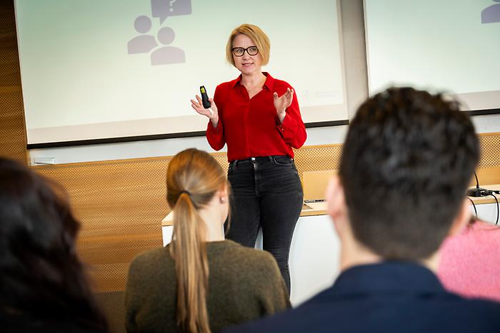 Undervisande lärare och studenter.