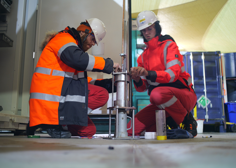 Sophie ten Hietbrink vid borrningen utanför USA:s kust sommaren 2025. Foto: Erwan Le Ber/ECORD,IODP3,NSF