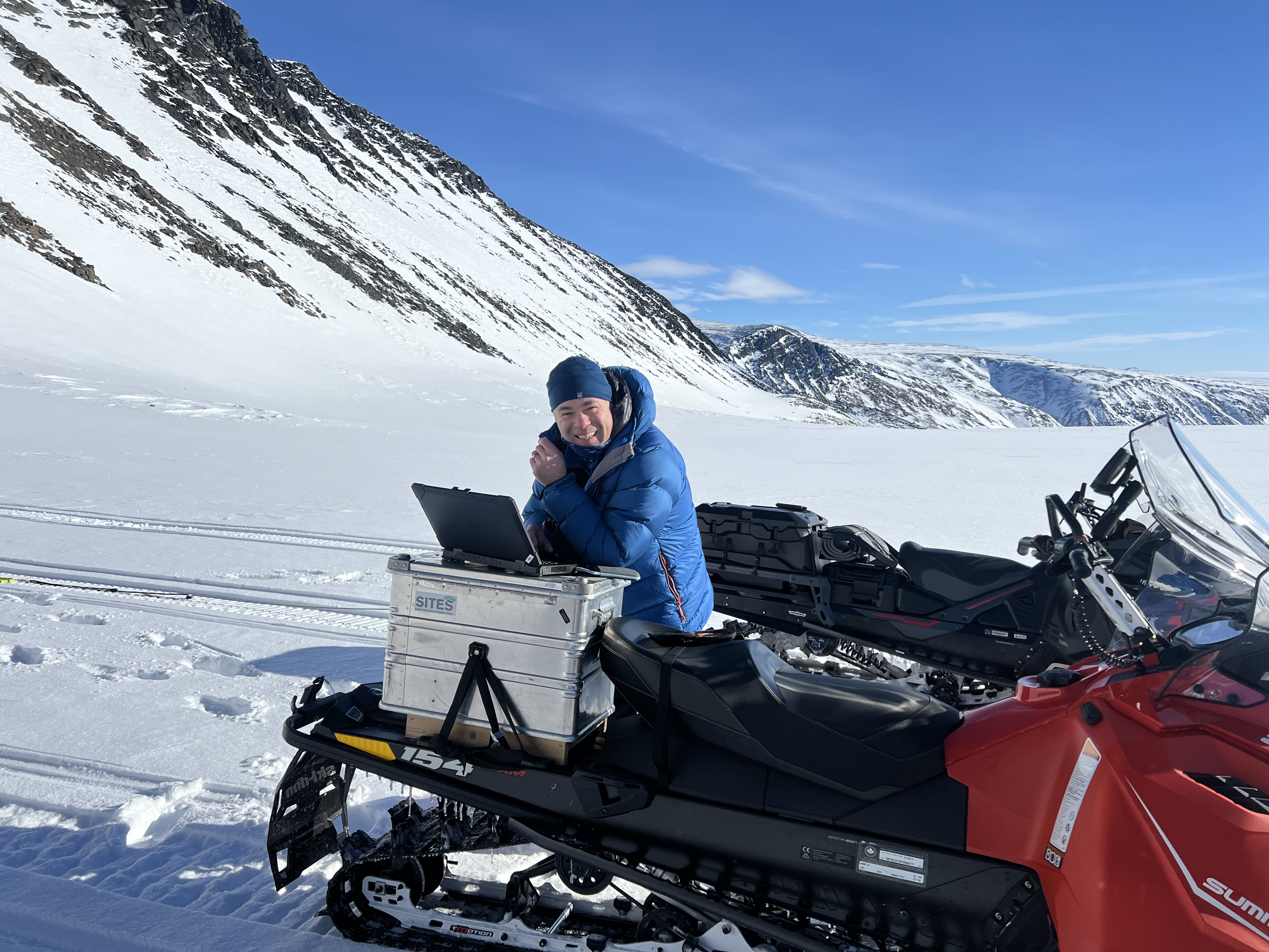 Foto på Professor Neil Ross från Newcastle University på Storglaciären vid Tarfala forskningsstation, april 2024.