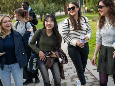 Student som promenerar.