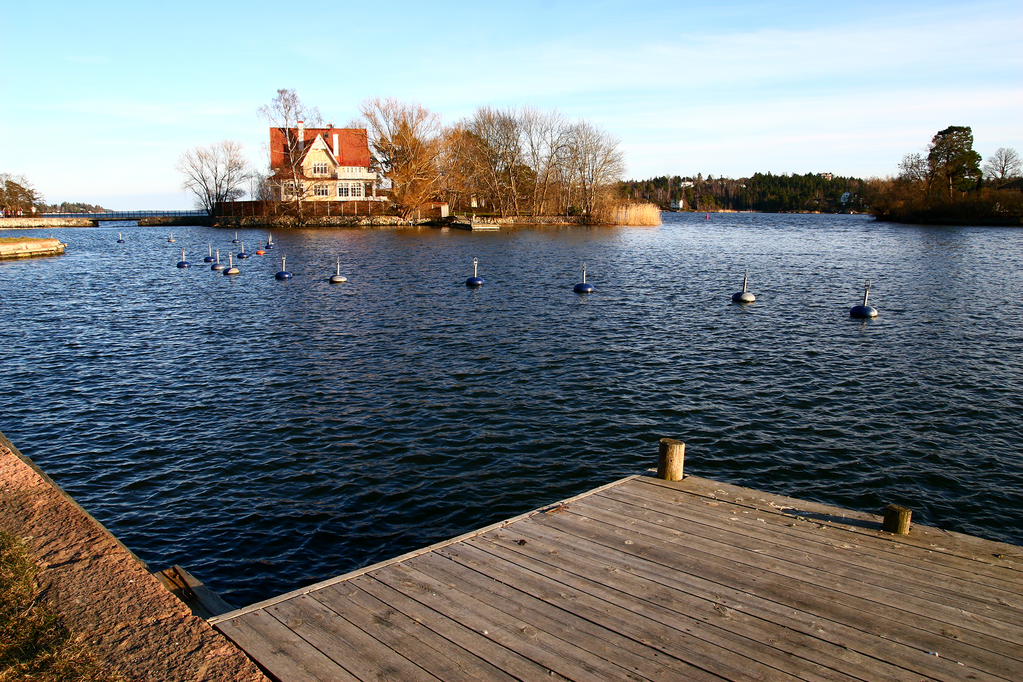 Stor vit villa på en ö.