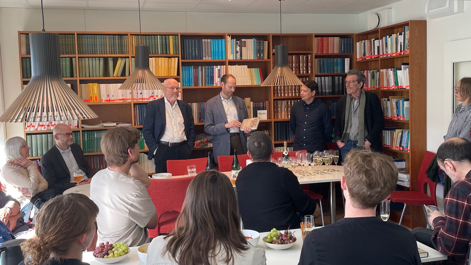 Bokrelease i lunchrummet på Historiska institutionen.