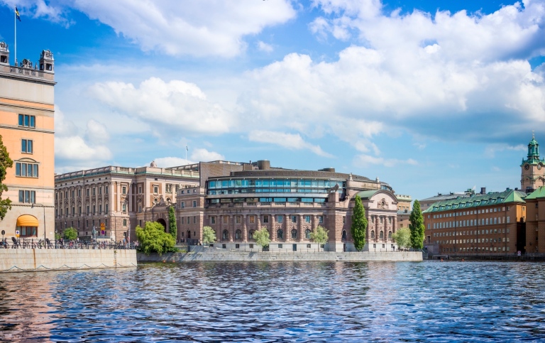 Riksdagen beslutar om lagar och statens budget. Foto: Anders E. Skånberg/Mostphotos
