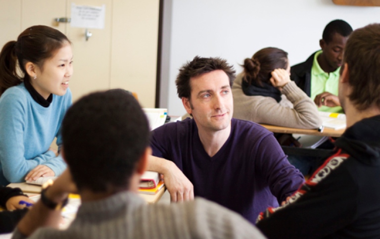 Un cours de français langue étrangère.jpg|Un cours de français langue étrangère