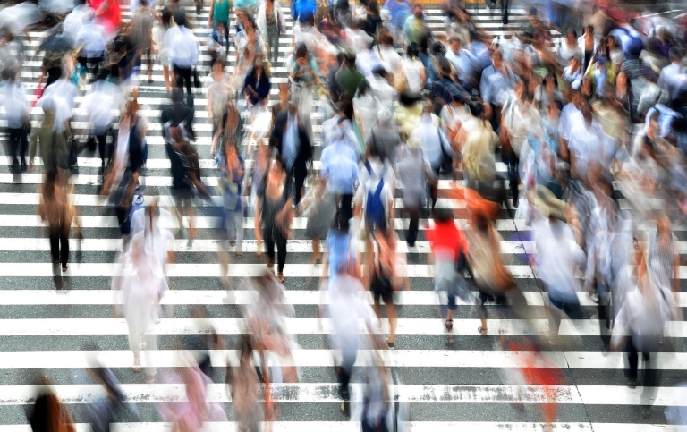 Människor i rörelse vid övergångsställe. Foto: Brian Merrill /Pixabay