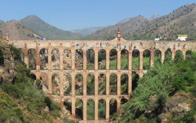 Acueducto del águila, Nerja. Foto: Adán Fernández Berrocal, via Wikimedia