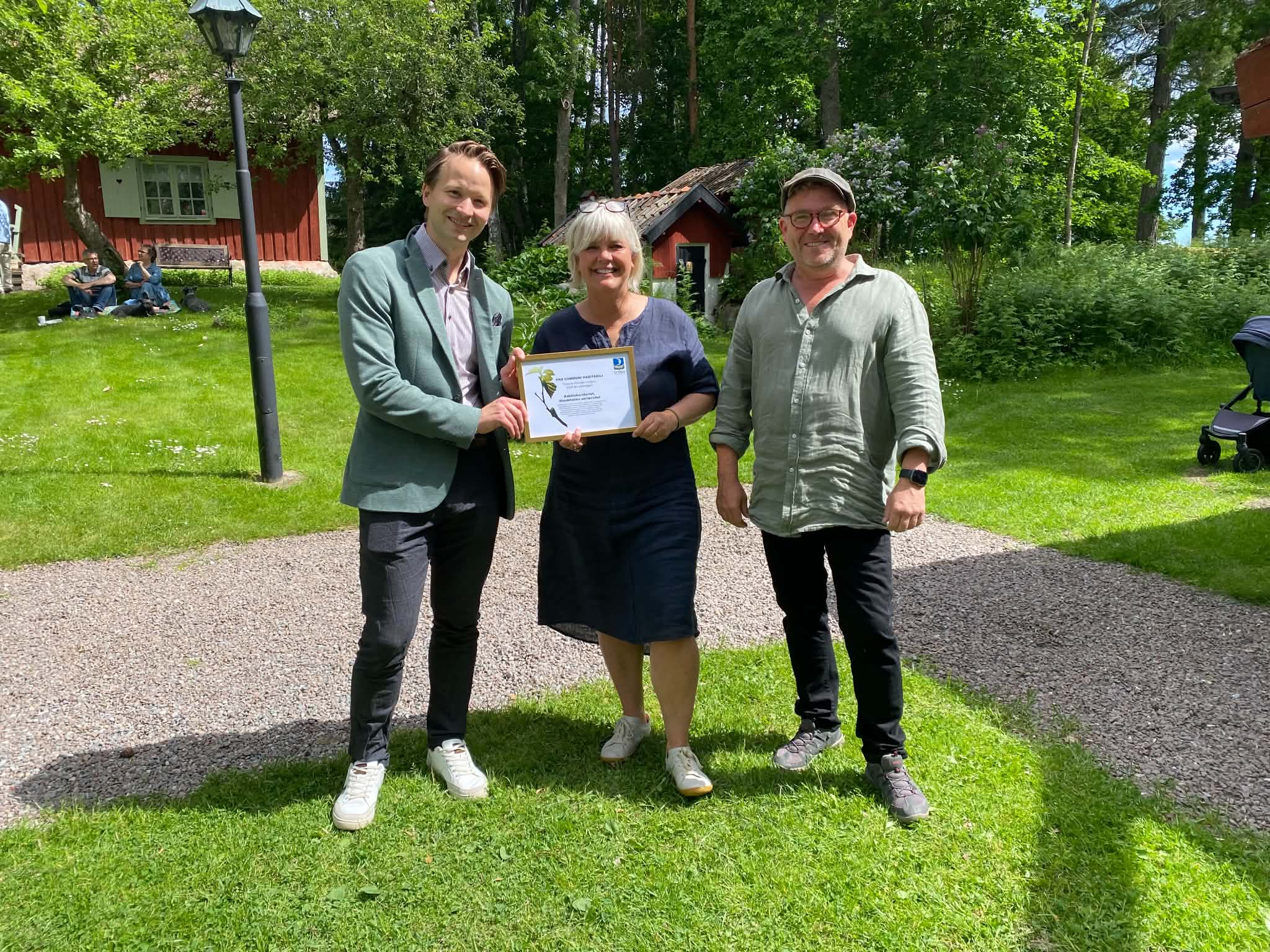 Station manager Eva Lindell and technician Mattias Murphy (right) receive the award from Rasmus Deltéus of Trosa Municipality (left). Photo: Trostorp