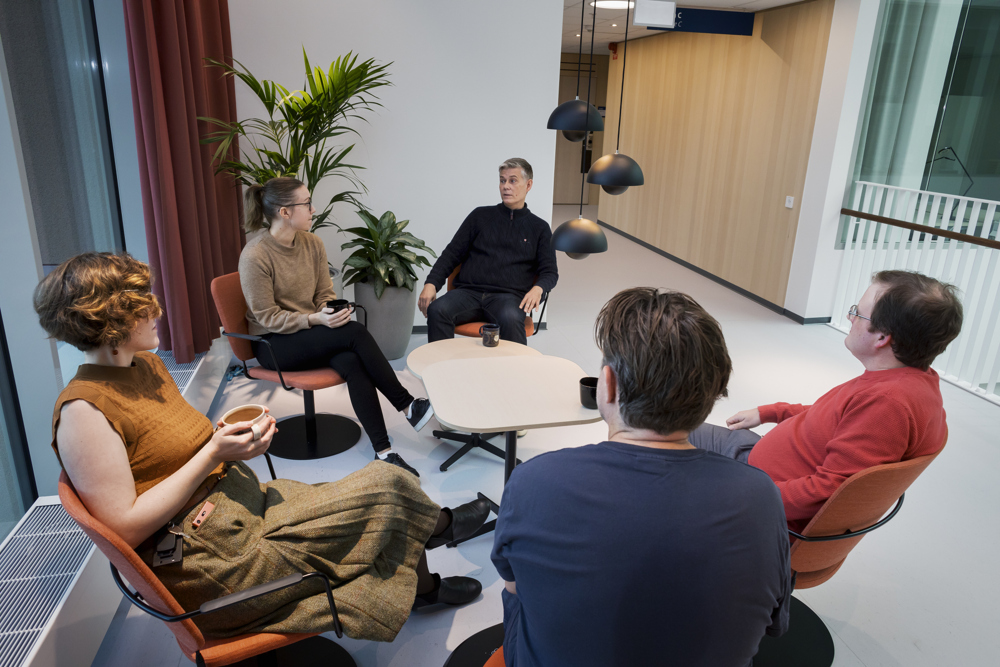 Students talking during fika in Albano.