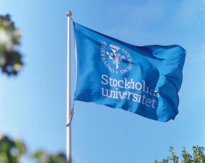 Flagga med Stockholms universitetets logotype
