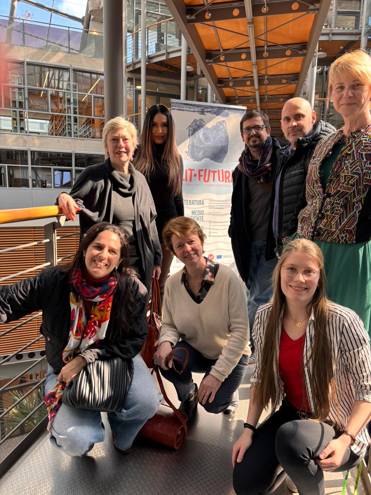 Personas en un puente dentro de la Universidad de Bonn. En la foto de izquierda a derecha: Natalia Moraes (Univ. Murcia), Monika Wehrheim (Univ. Bonn), Fiorella C. López (Univ. Bonn), Geneviève Fabry (Univ. Lovaina), Jesús Montoya (Univ. Murcia), Juan Carlos Cruz Suárez (Univ. Estocolmo), Antje Gunsenheimer (Univ. Bonn) y Annalena Ebermann (Univ. Bonn). Foto tomada con mi móvil por Santiago Montoya (el hijo de Jesús Montoya).
