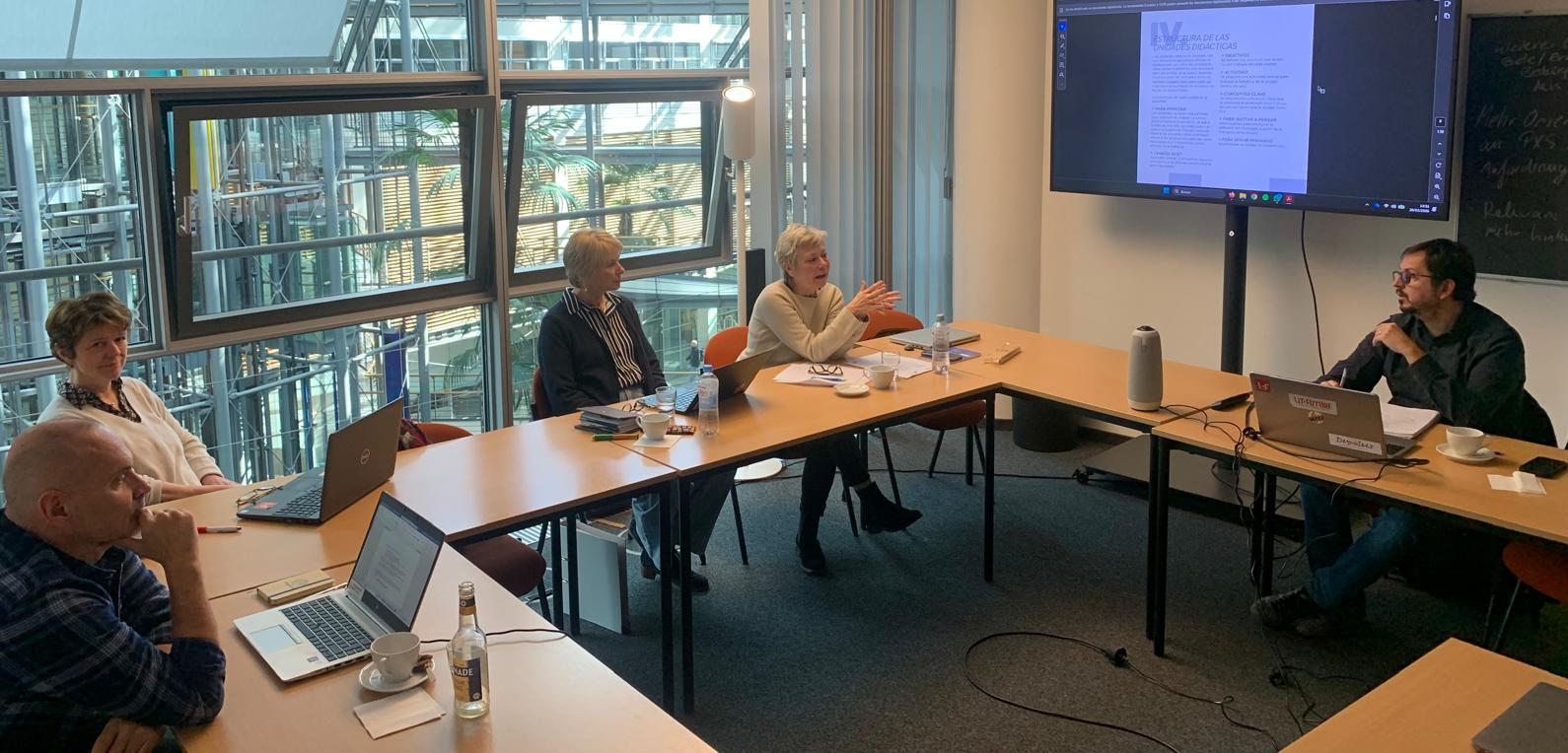 Personas en un aula de la Universidad de Bonn durante una reunión y presentación del proeyecto de investigación Lit-Future