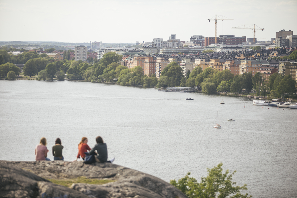 Studenter på en klippa vid Stockholms inlopp