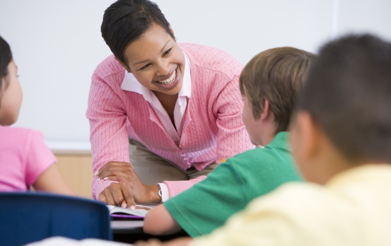 Lärare pratar med elever i klassrummet