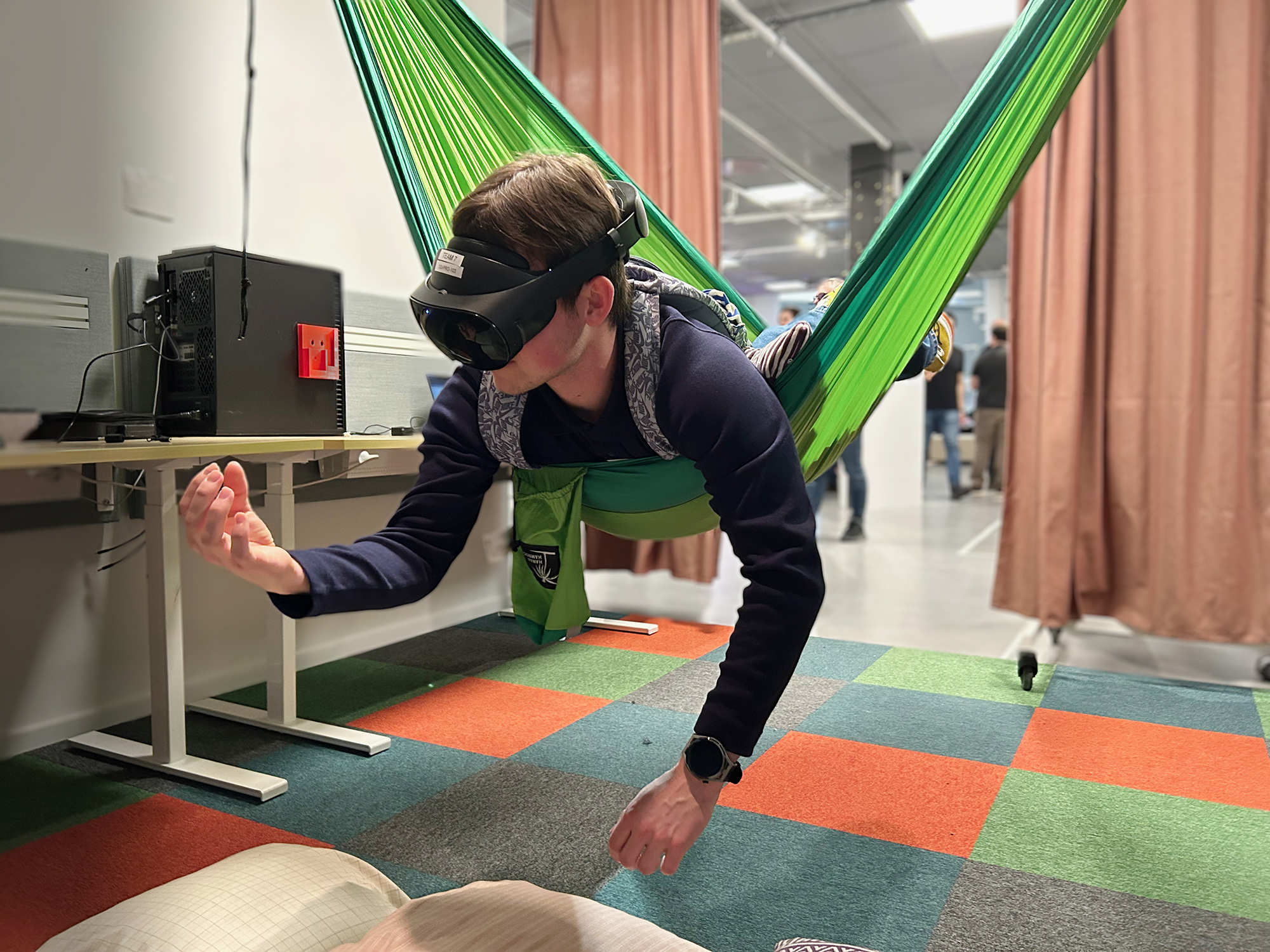 Studenter visar upp sina projektarbeten i immersiv teknologi på Open Exhibition day på Extrality lab.
