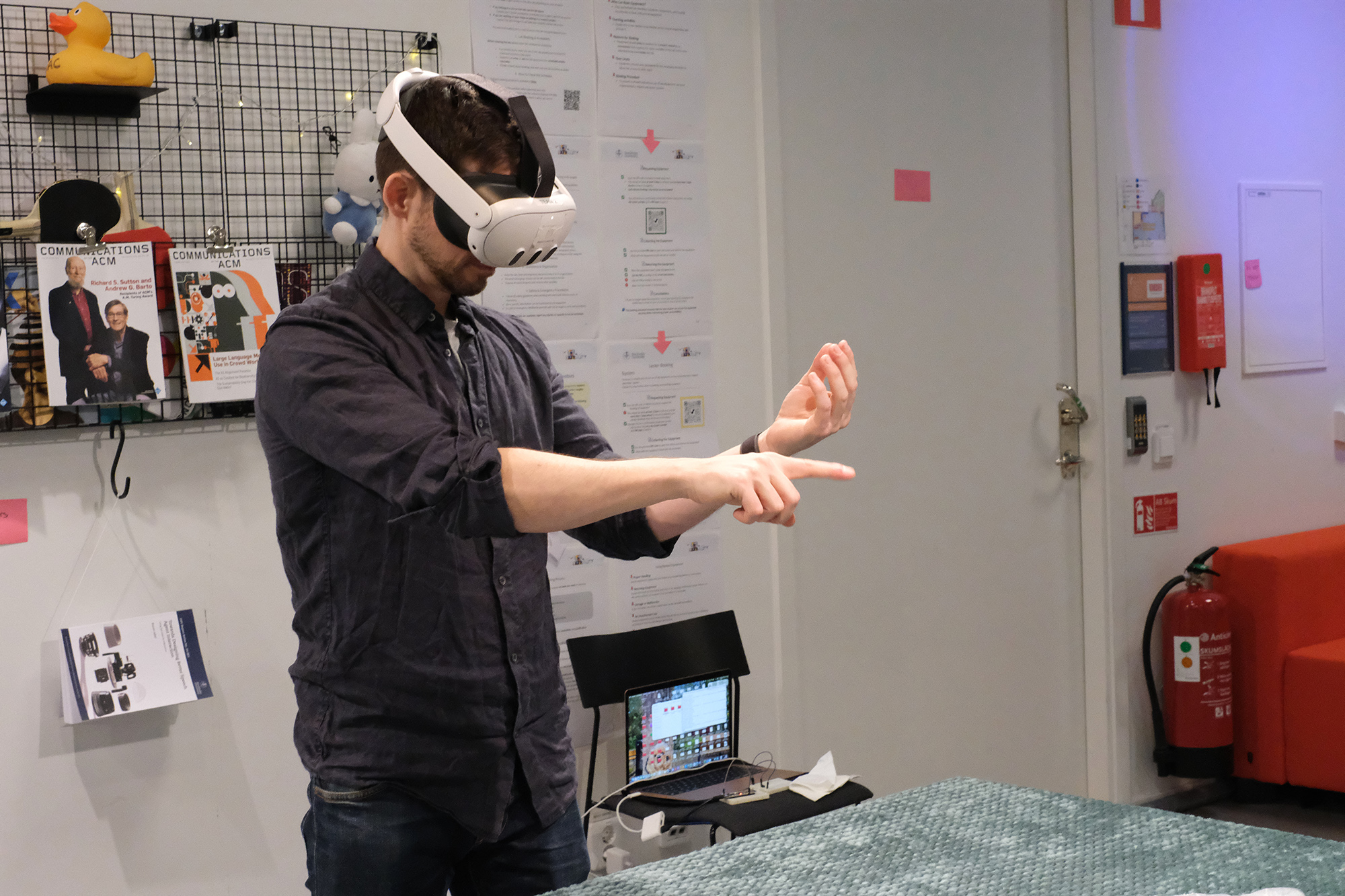 Jordi Solsona Belenguer, föreståndare på Extrality lab, testar ett av studentprojekten.