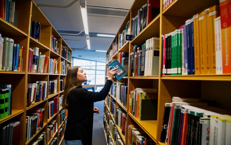 Student/besökare i Stockholms universitetsbibliotek.