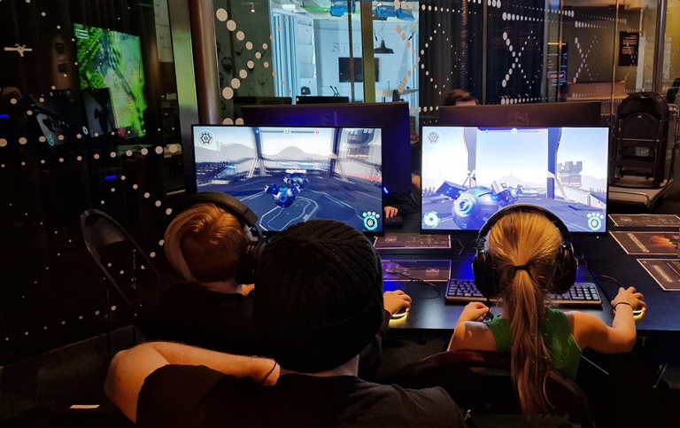 Barn testar studenternas spel på Tekniska museet.