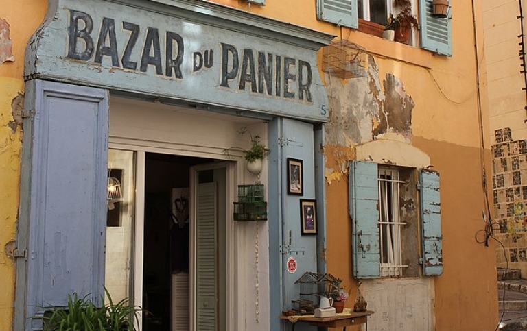 Le Bazar du Panier, dans la rue du Panier, à Marseille (Bouches-du-Rhône, France)