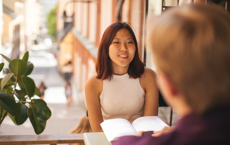 Två studenter sitter och pratar.
