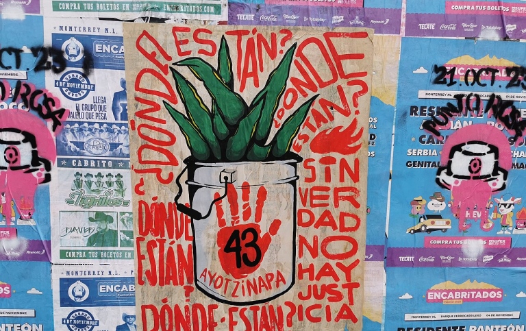 Past-up Monterrey sobre los 43 normalistas desaparecidos de Ayotzinapa.