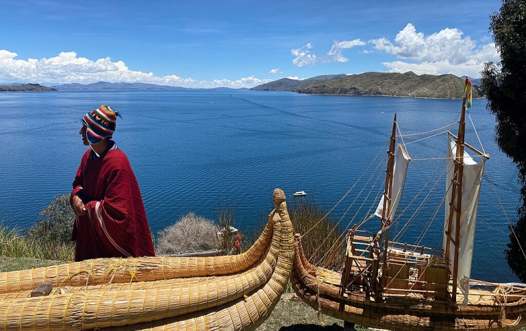 Hombre Aymara y Lago Titicaca - Foto: EEJCC, CC-BY-SA-4.0 Wikimedia