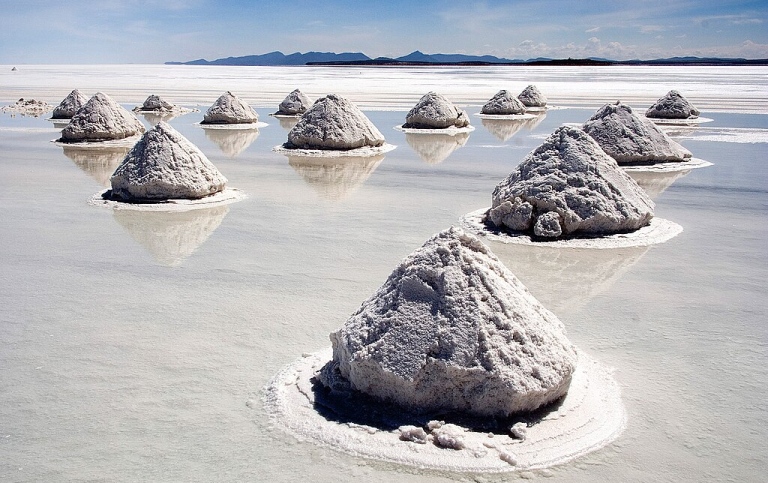 Piles of Salt Salar de Uyuni Bolivia. Foto: Luca_Galuzzi