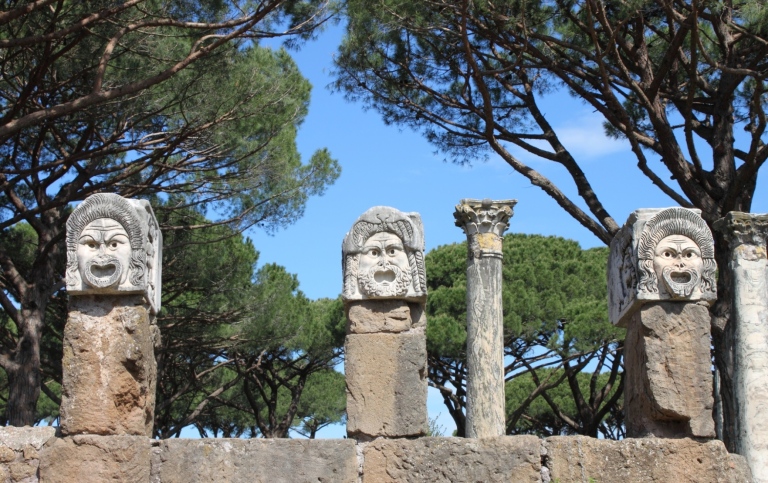 Satiric masks in Ostia. Foto: Mostphotos