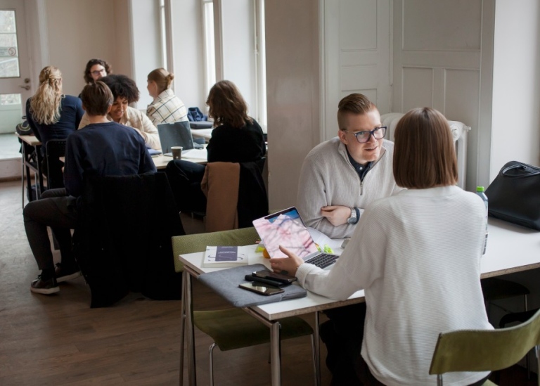 Students studying at Café Bojan.