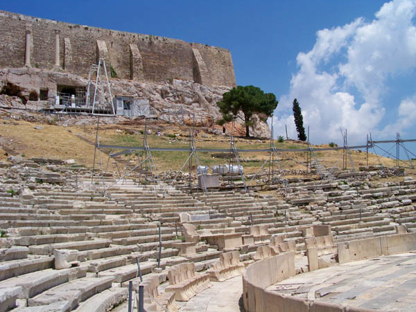 Akropolis syns i bakgrunden och i övre vänstra hörnet två återstående pelare från ett choregiskt monument som restes av vinnarna i en dramatävling.