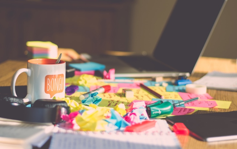Disorganised desktop. Photo: Ferenc Horvath on Unsplash.
