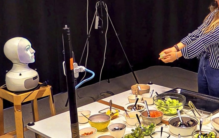 Foto från forskningen: Roboten Furhat hjälper till med matlagningen.