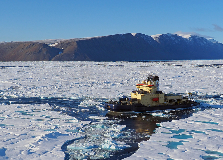 Isbrytaren Oden i isen utanför Grönland vid expeditionen GEOEO 2024.