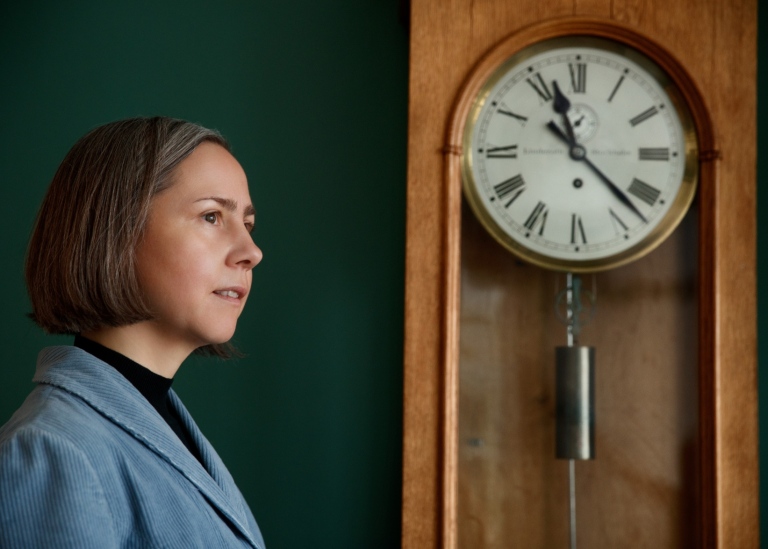 Magdalena Zych vid en klocka