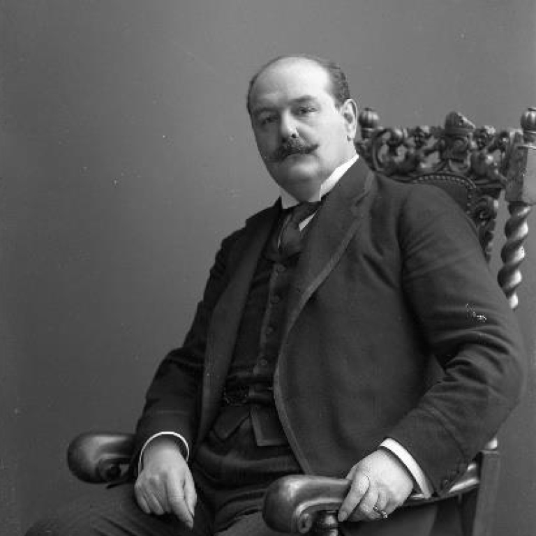 Albert Ranft sitter i fåtölj. Bilden är i svartvitt