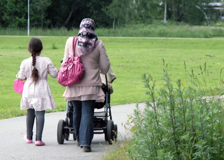 Mamma med slöja och dotter