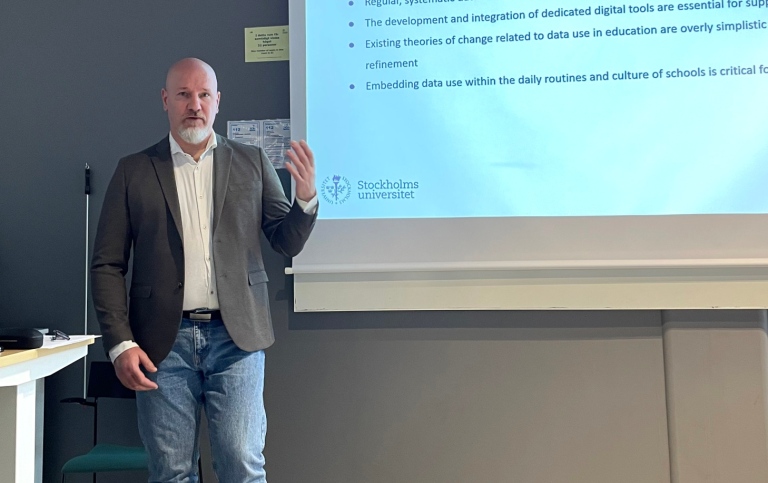 Robert Hegestedt presenterar sin licentiatuppsats 22 april 2025 på DSV, Stockholms universitet.